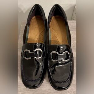 Easy Spirit Avienta loafers, size 9. metal hardware and a structured toe add